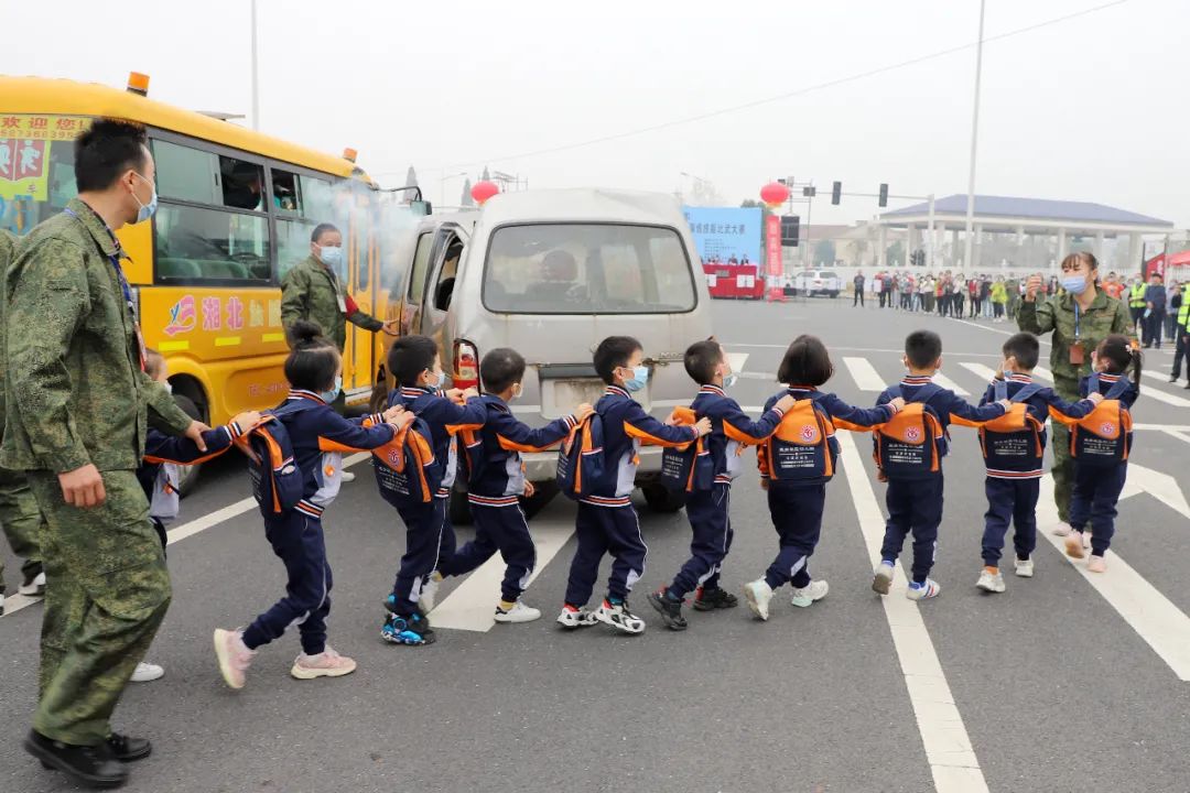 常德市湘北汽車運(yùn)輸有限公司,常德包車客運(yùn),常德旅游服務(wù),校車服務(wù)